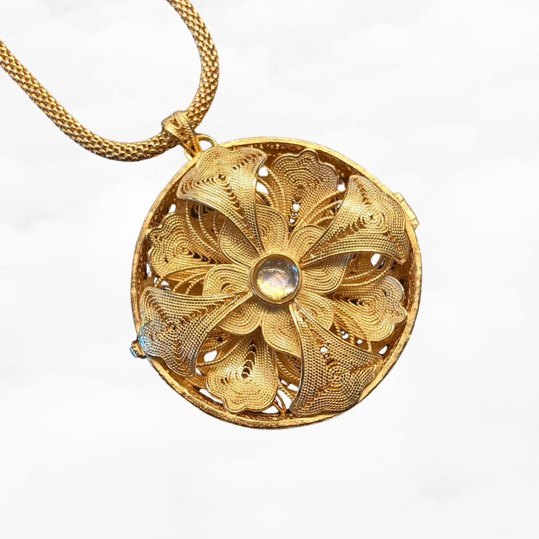 Auspicious Flower Filigree Inlay Locket Pendant Necklace Gold