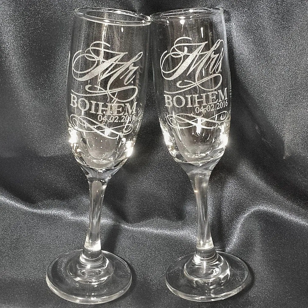 Mr and Mrs Champagne Glasses, Set of 2 Personalized Wedding Flutes, Custom Engraved Mr and Mrs Toasting Glass Flutes, Bride and Groom Gift