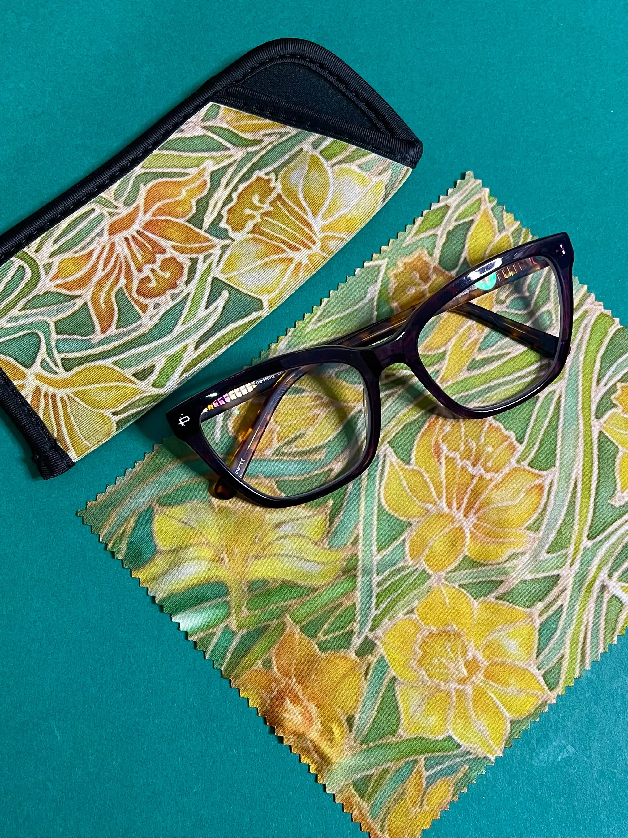 Yellow Daffodils Glasses Cover & Cleaning Cloth - slip-on padded washable cover and microfibre cloth for glasses.